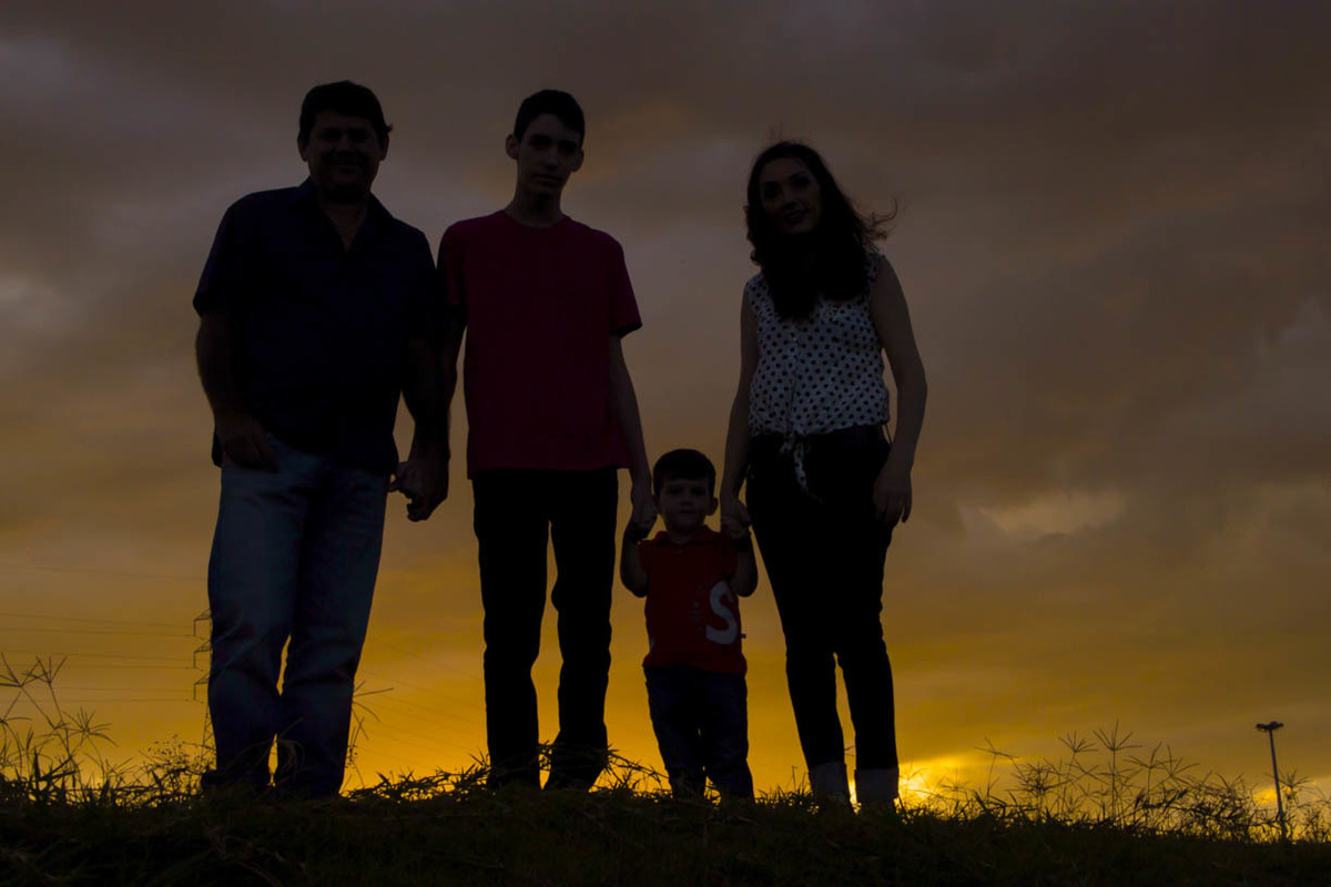 SILHUETA DE FAMÍLIA AO ENTARDECER 