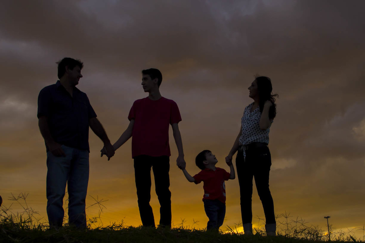 QUATRO PESSOAS NO ENTARDECER DO PARQUE ECOLOGICO EM SARANDI