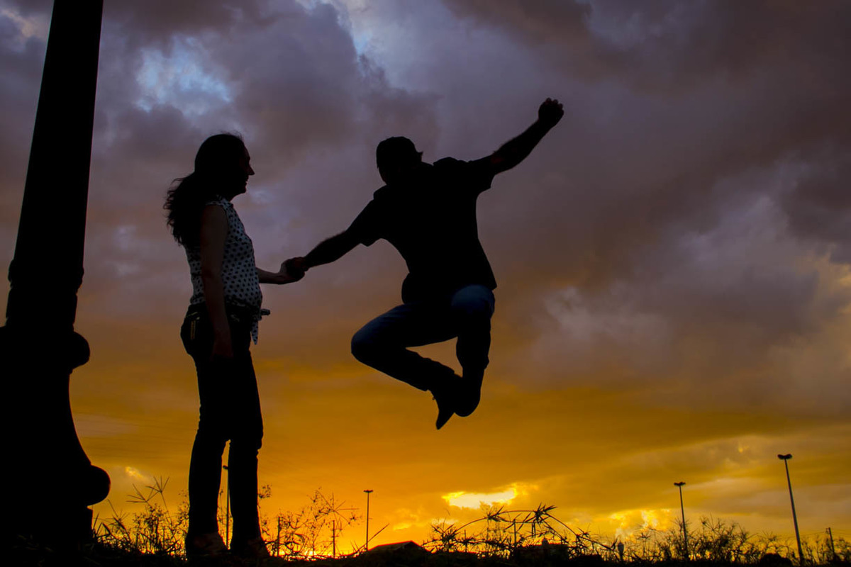 O GRANDE SALTO DELE SEGURANDO NAS MAOS DA NOIVA  