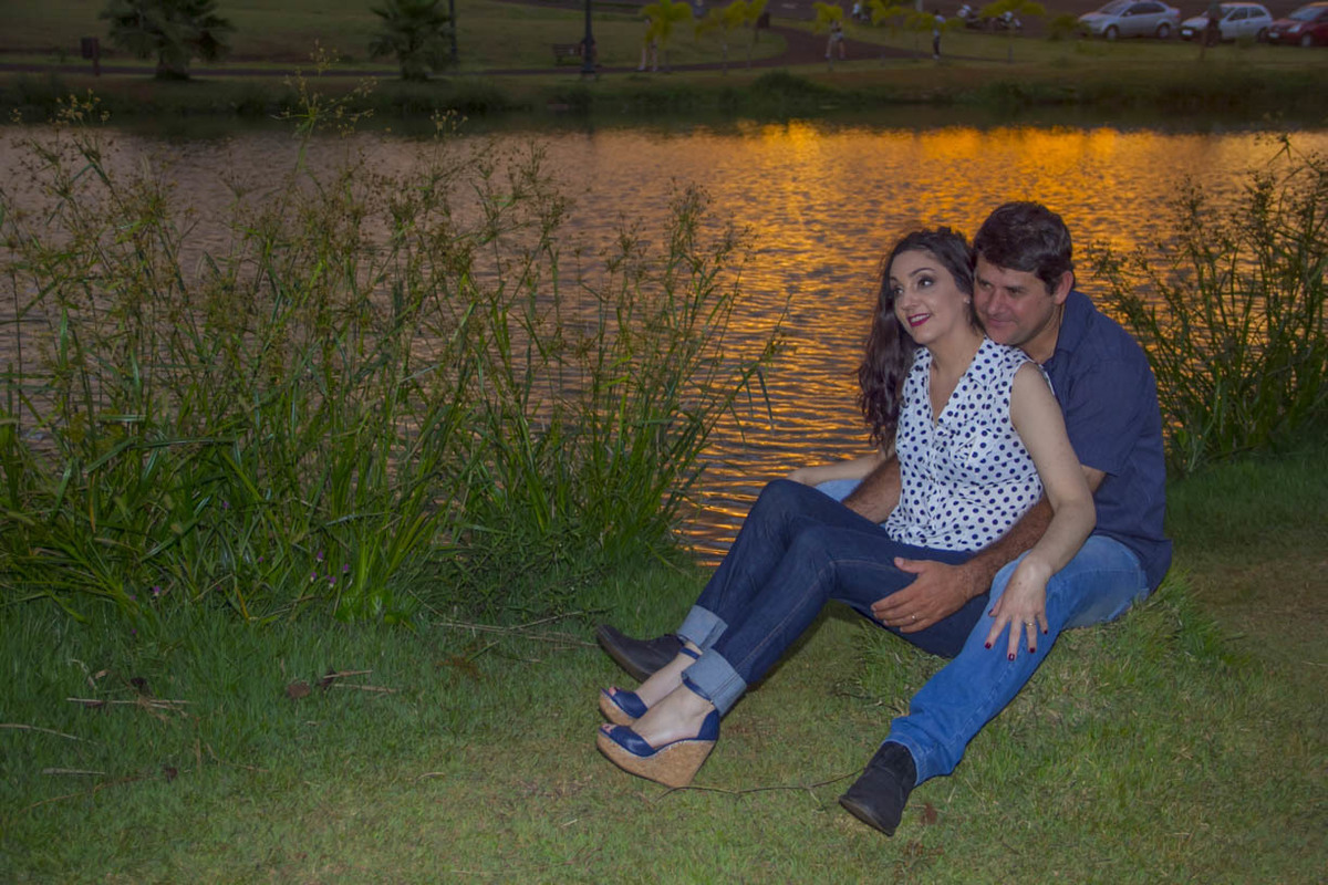 SENTADOS NA GRAMA NO PARQUE ECOLOGICO