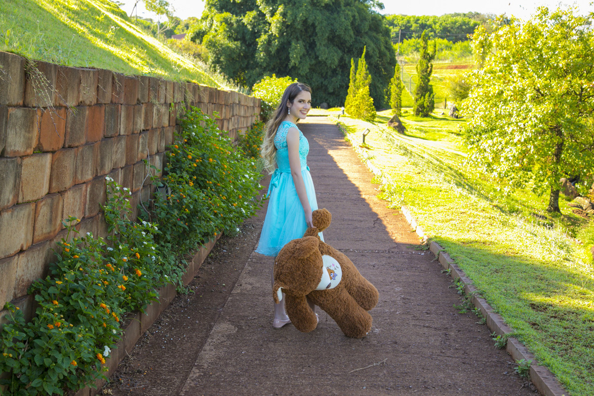 SEGURANDO O URSO DE ESTIMAÇÃO NO CAMINHO 