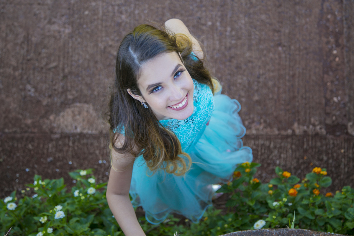 FOTO DE CIMA, MODELO SORRINDO