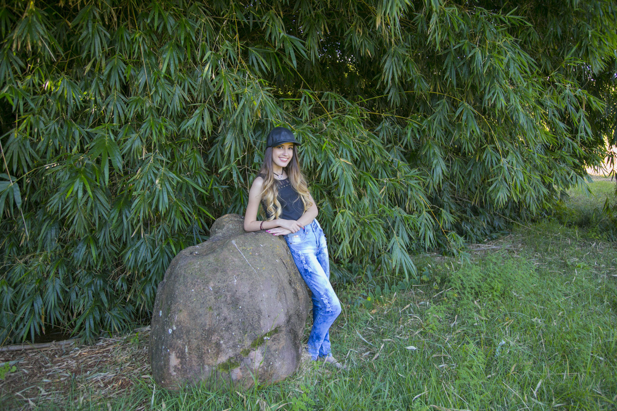 APOIADA NA PEDRA COM BONE PRETO