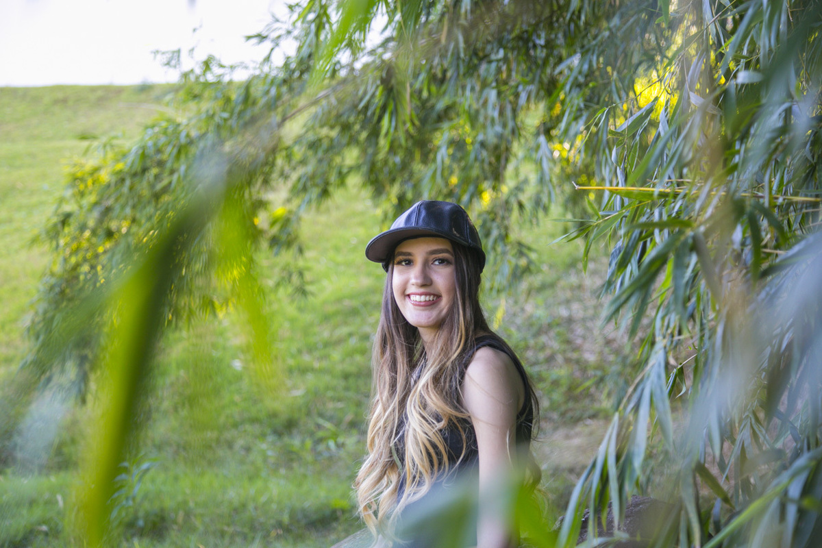 ENTRE AS FOLHAGENS DE BONÉ