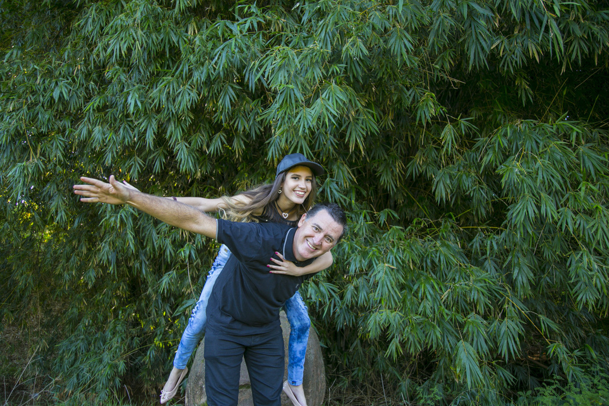 NAS COSTAS DO PAI FAZENDO AVIÃOZINHO