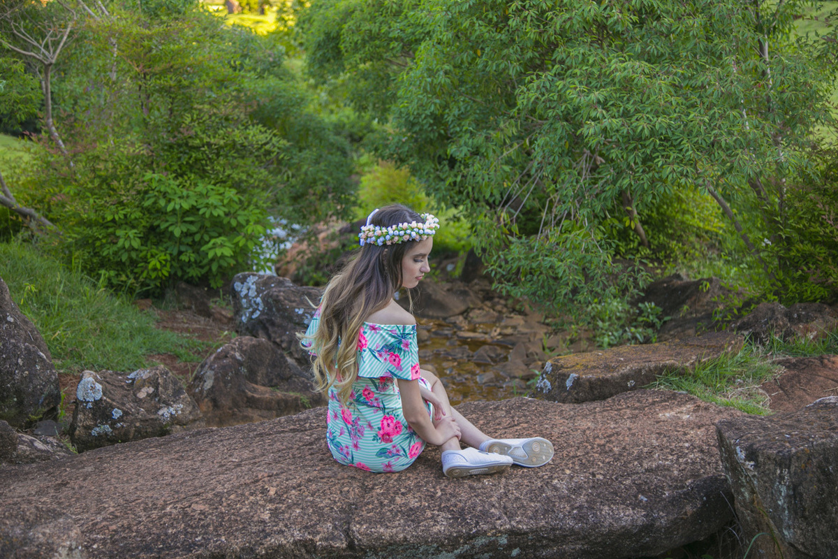 SENTA NA PONTEZINHA VENDO O CORRER DAS ÁGUAS