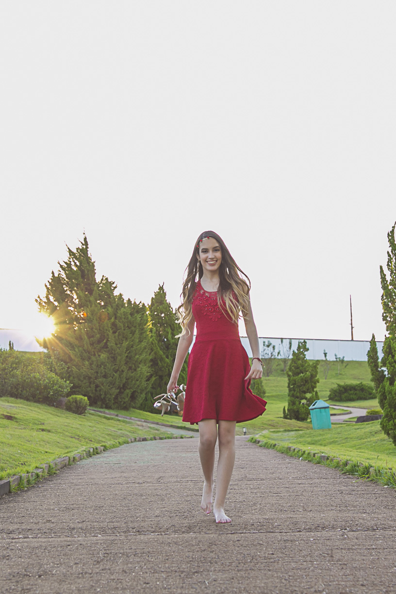 VESTIDO VERMELHO, SORRINDO E ANDANDO PELA GGRAMA