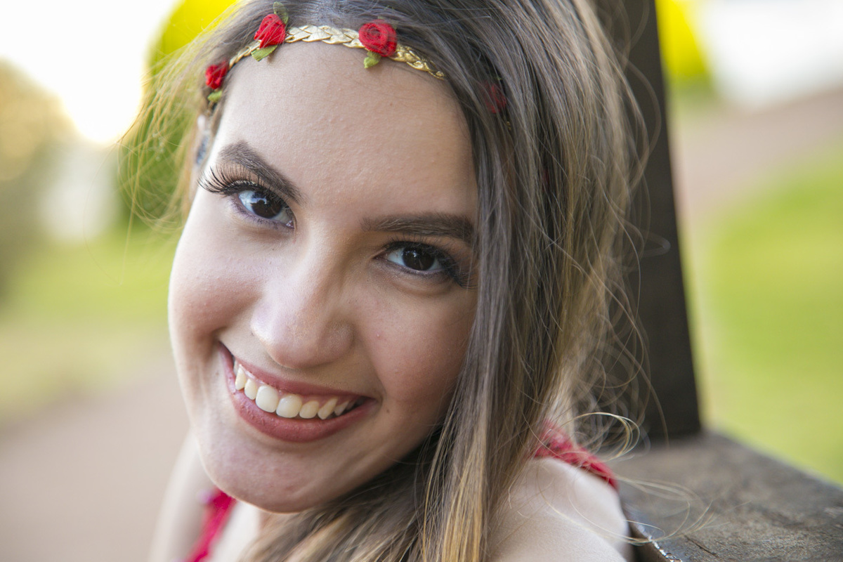 SORRIU E OLHOU PARA A CÂMERA COM UMA TIARA NA CABEÇA