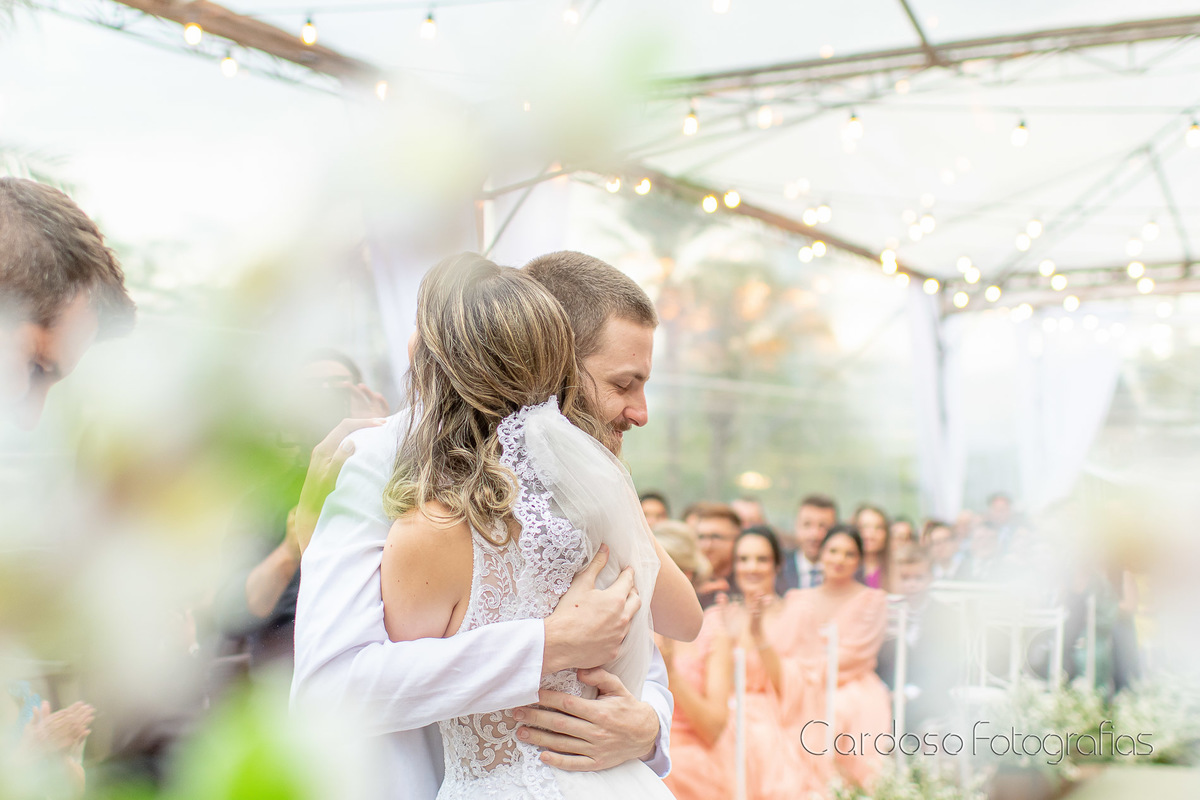 casal ao ar livre campo