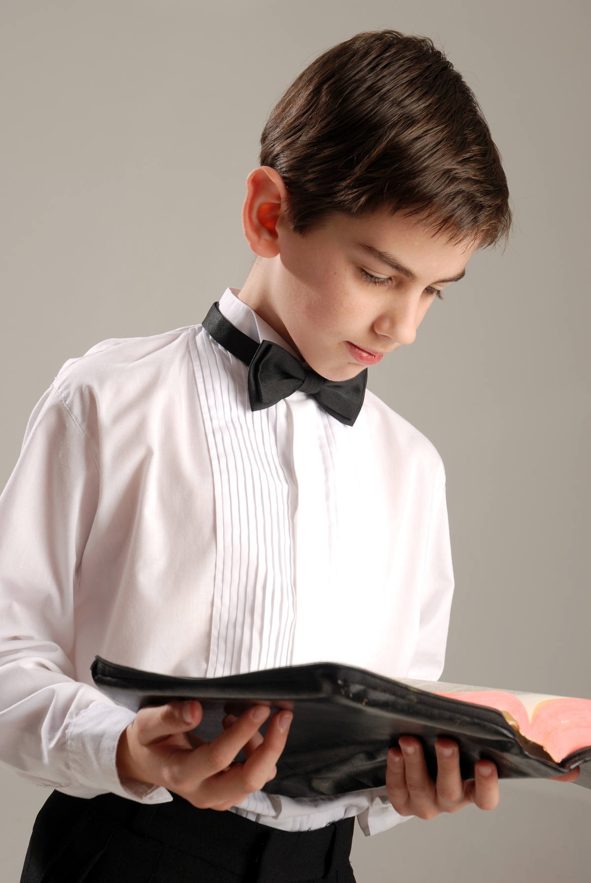 Ensaio de meninos para comunhão, exaltando o traje, a formalidade e o simbolismo que a ocasião merece.