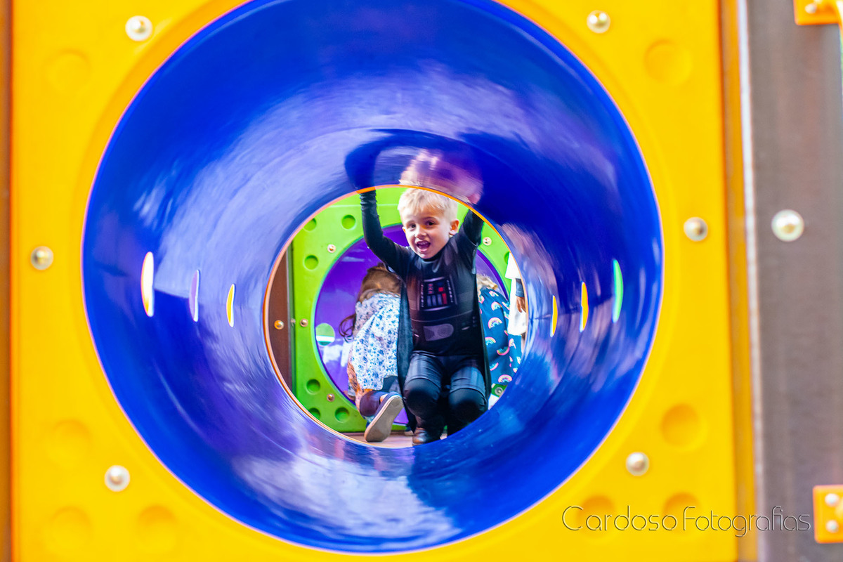 menio brincando em parque durante seu aniversário no Clube Tabajara