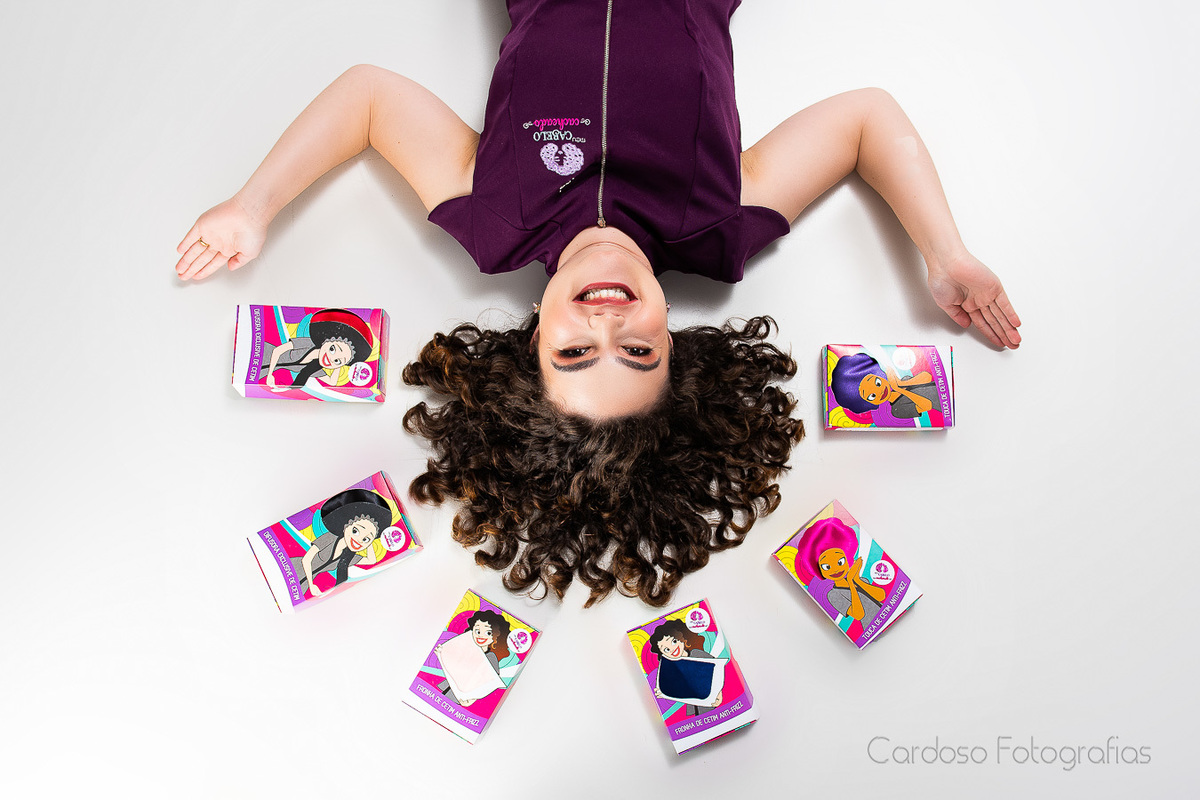 ensaio para retratos de perfil profissioal em estúdio com fotógrafa criativa e que dê ideias de poses