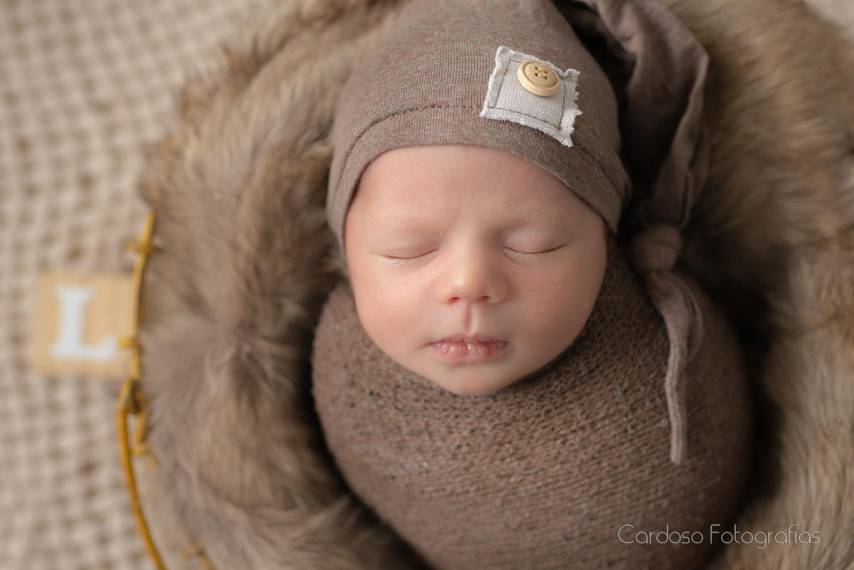 Fotógrafa que faz retratos de bebês em estúdio com estilo clean