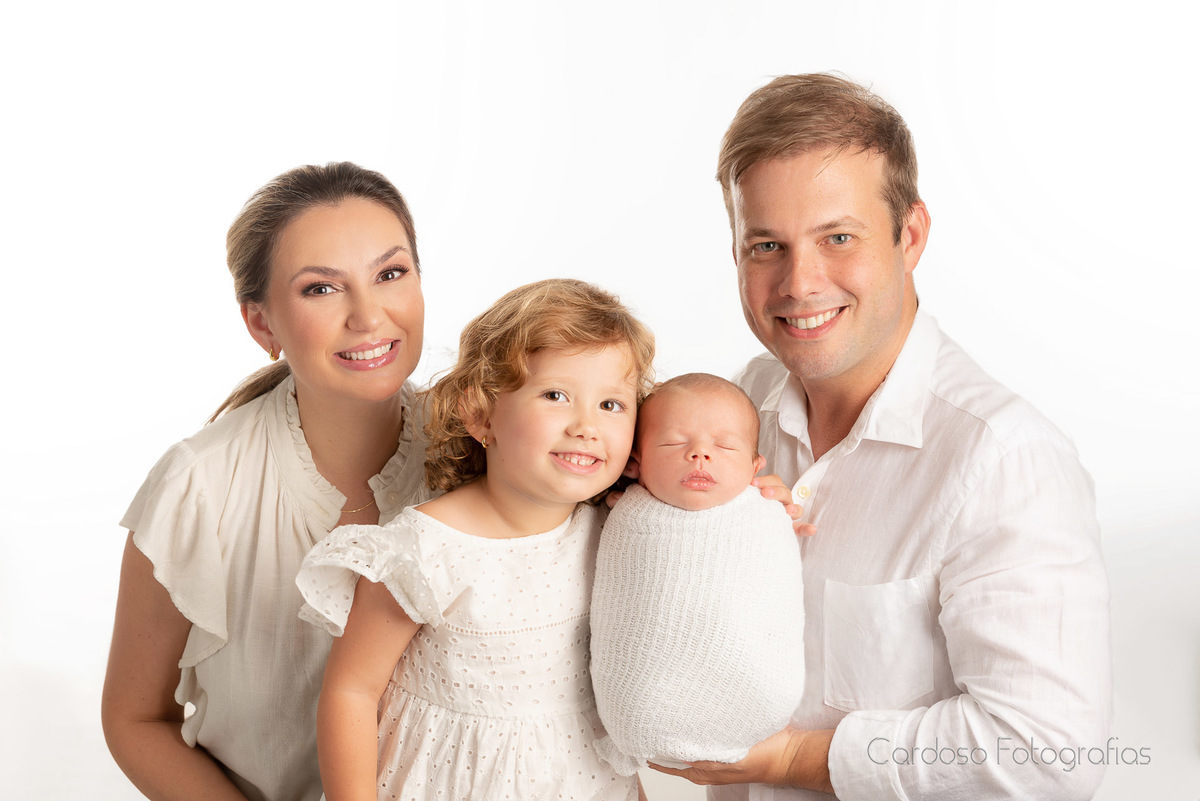 Ensaio newborn em estúdio em Blumenau com a família toda posando com o pet e o bebê Recám-nascido