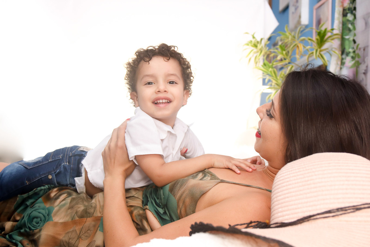 FOTO CRIANCA COM A MAMAE EM ENSAIO