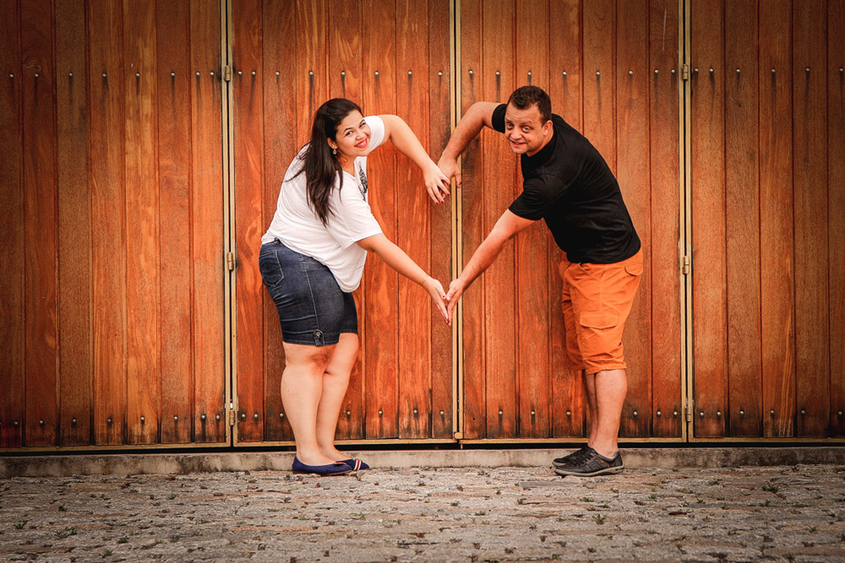 casal fazendo coração em ensaio fotografico