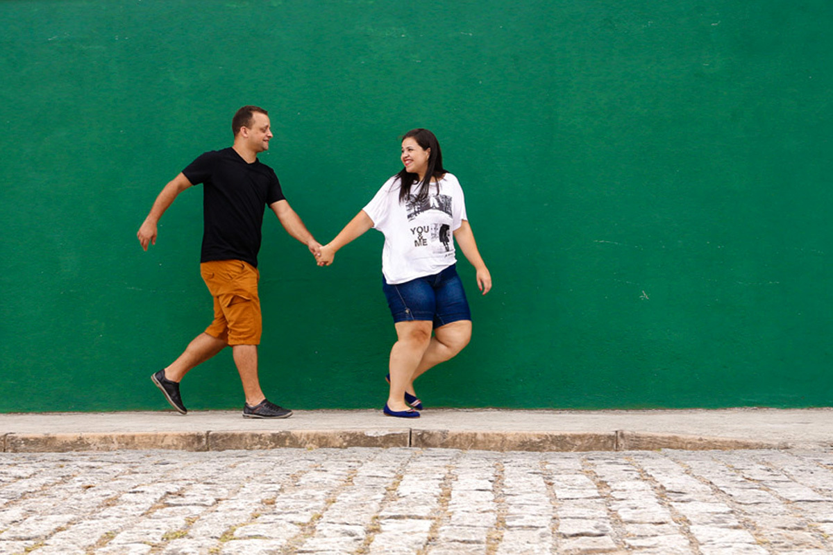 noivos correndo pela cidade