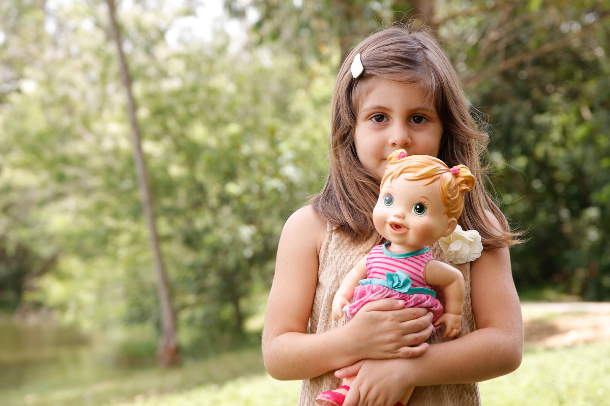 foto da menina e sua boneca
