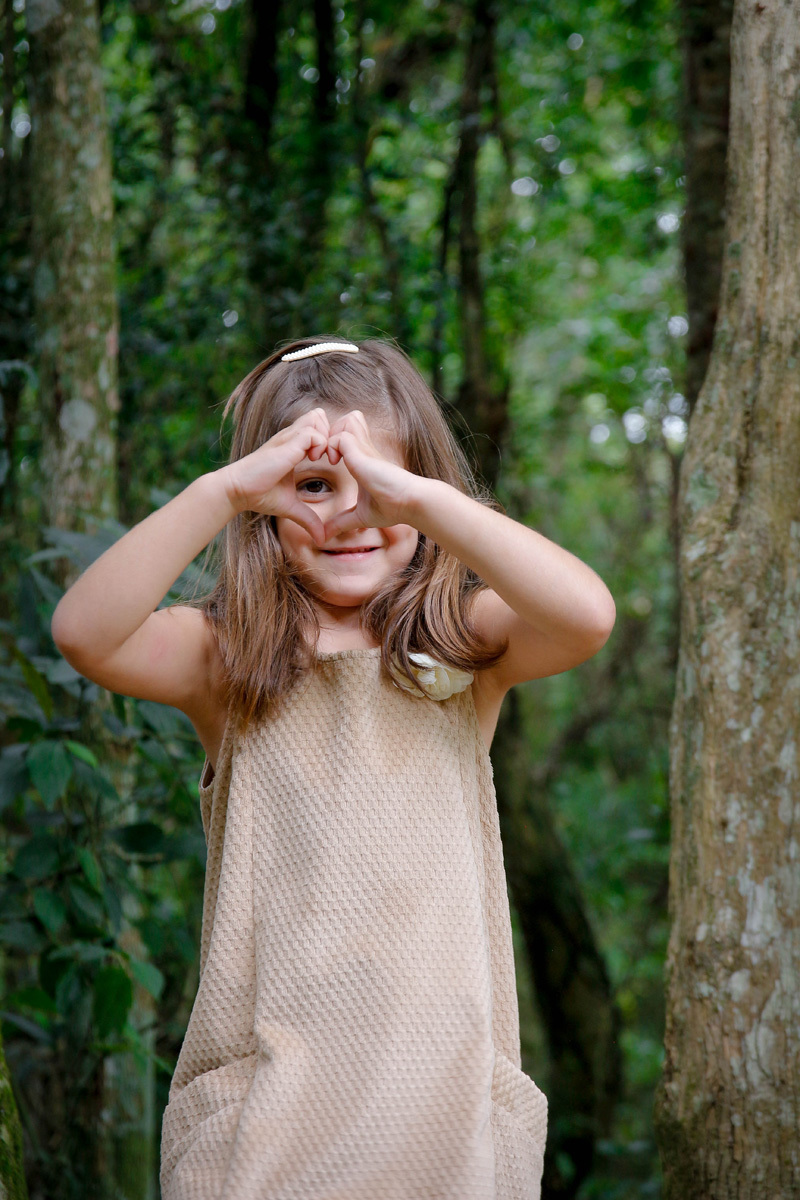 foto da menina fazendo corcoes com as maos