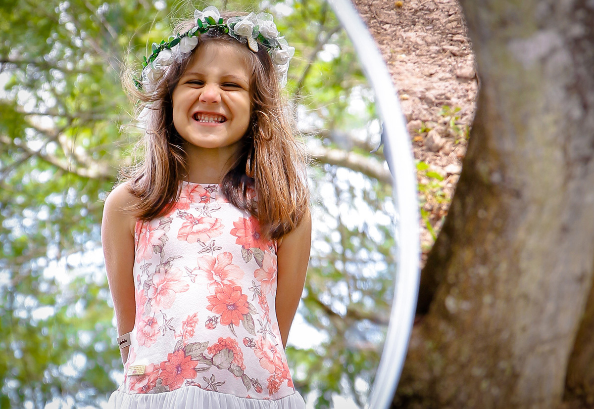 garotinha linda fazendo careta