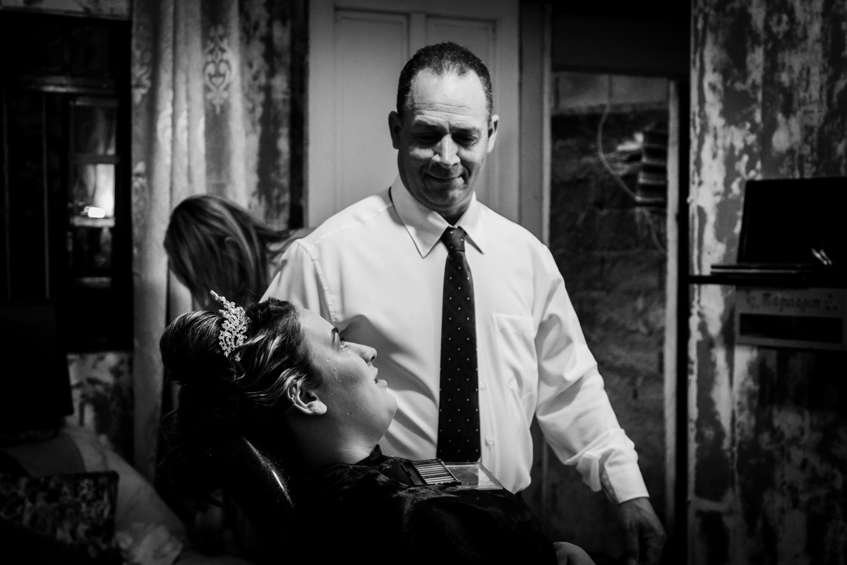 Pai da noiva orgulhoso olhando para filha durante sua chegada no salão de beleza