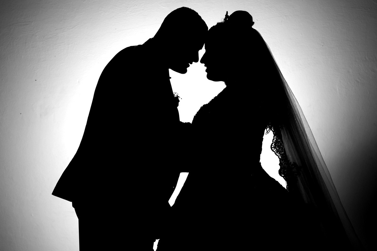 fotografia preto e branco dos noivos no casamento