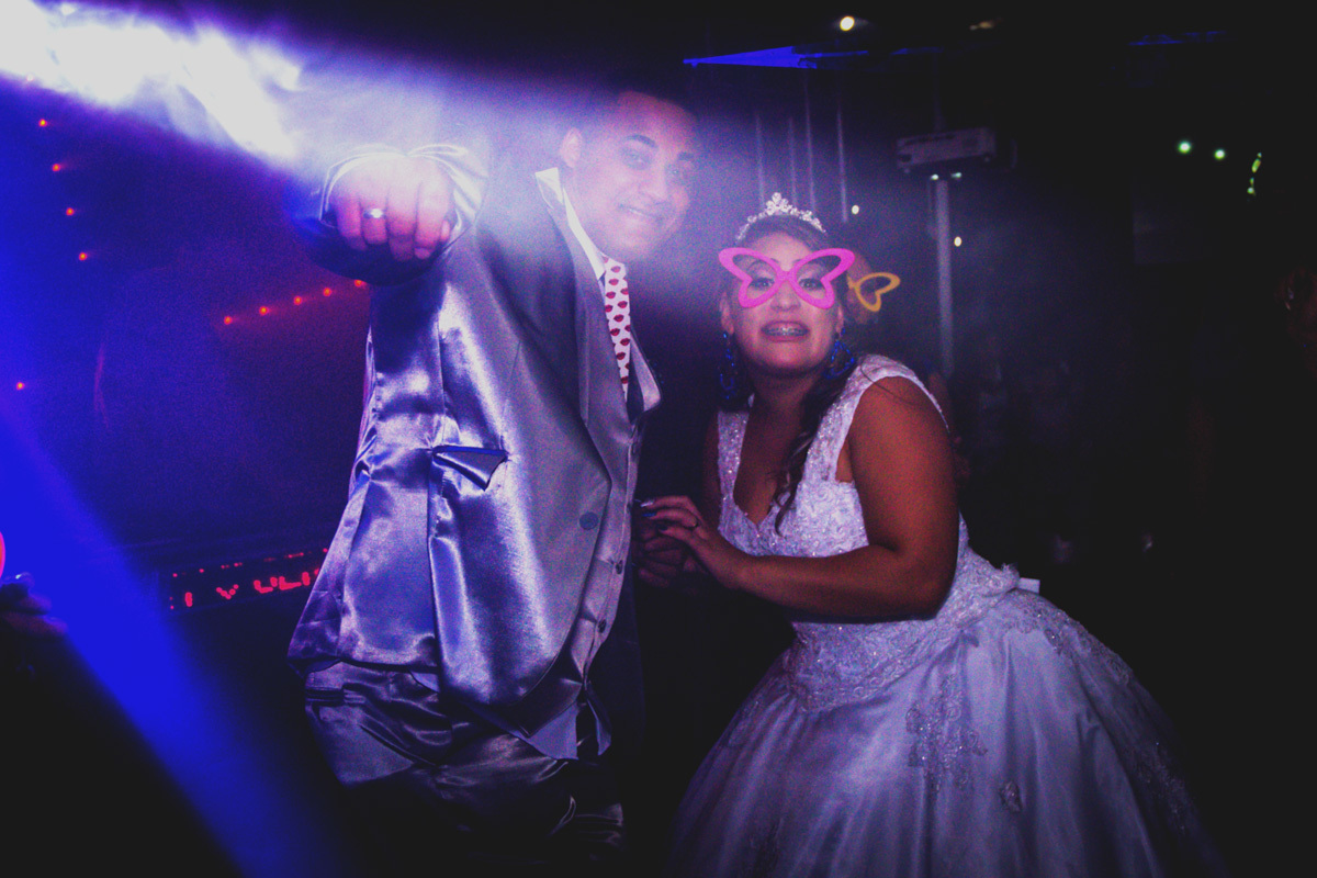 noivos na balada com acessorios