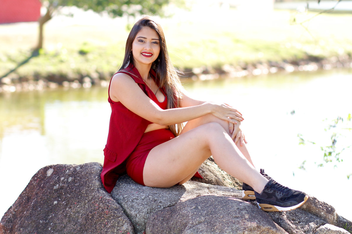 mulher sentada na pedra