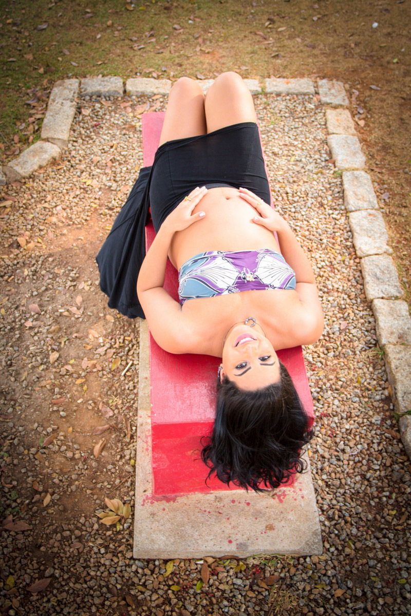 gestante deitada olhando para cima