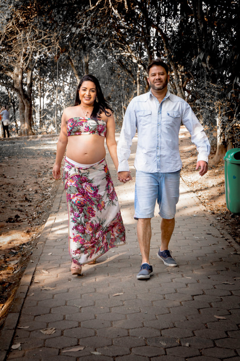 casal caminhando gravida linda caminhando