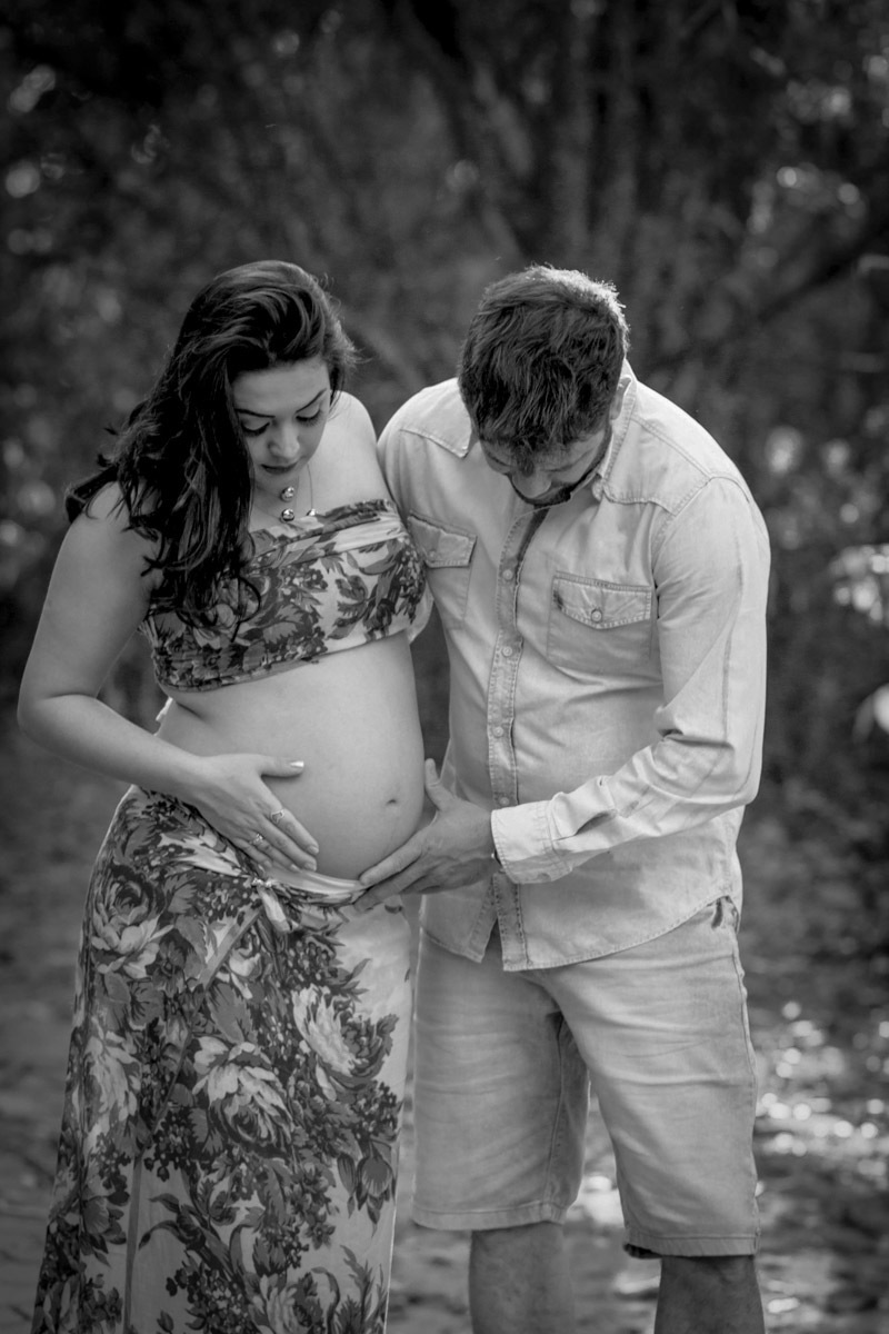 nenem mexendo na barriga da mamae