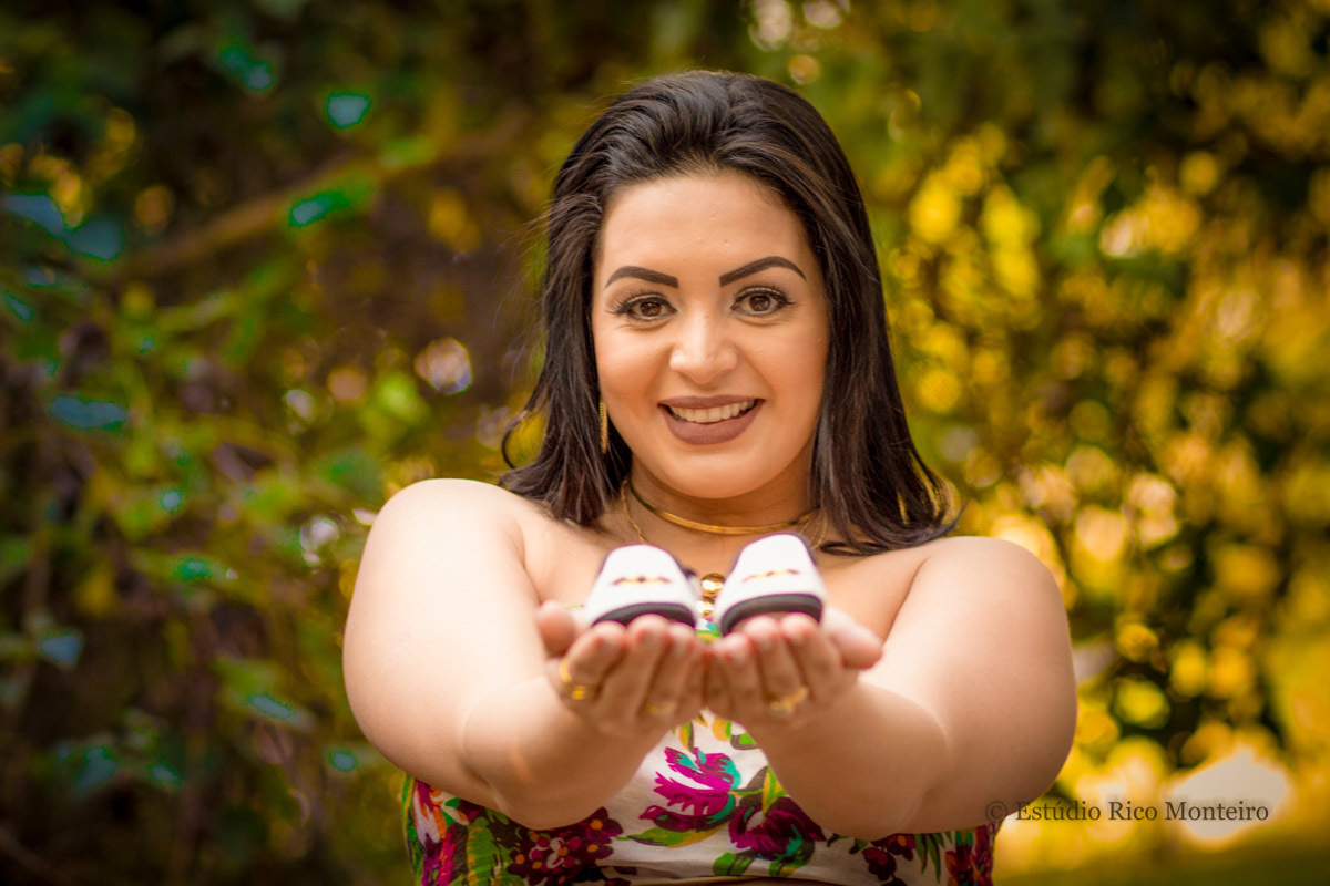 gestante mostrando sapatinho do bebe