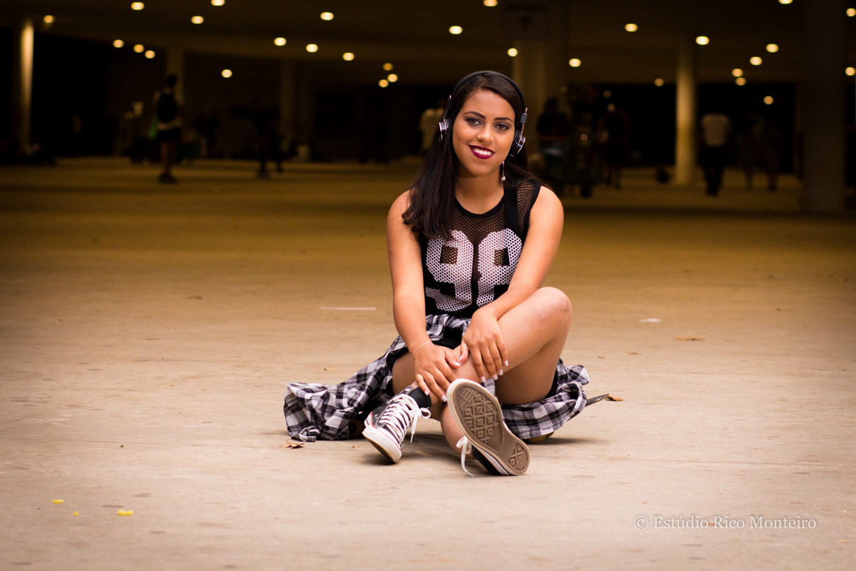 menina sentada no skate