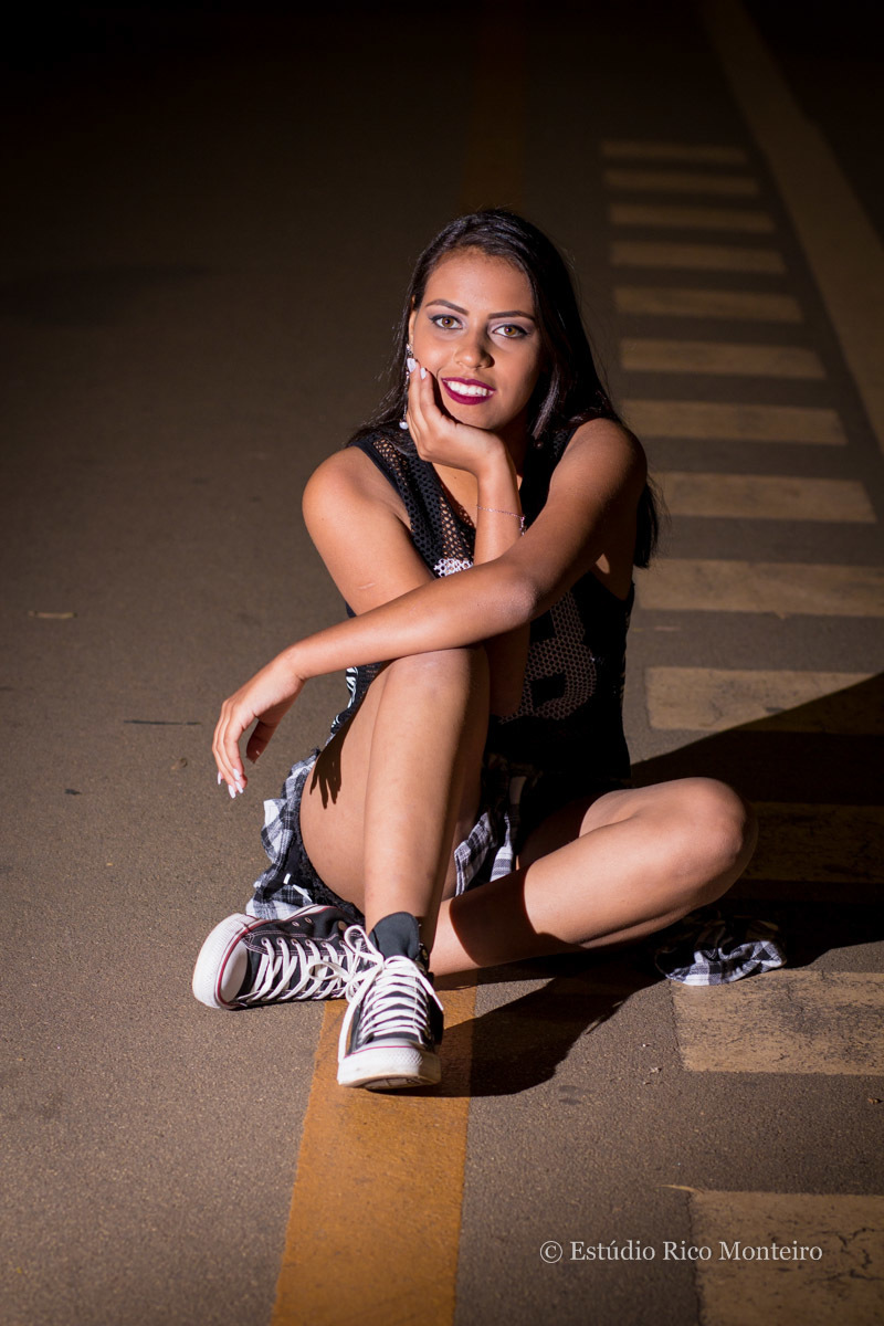 pose com a mão no queixo em ensaio debutante