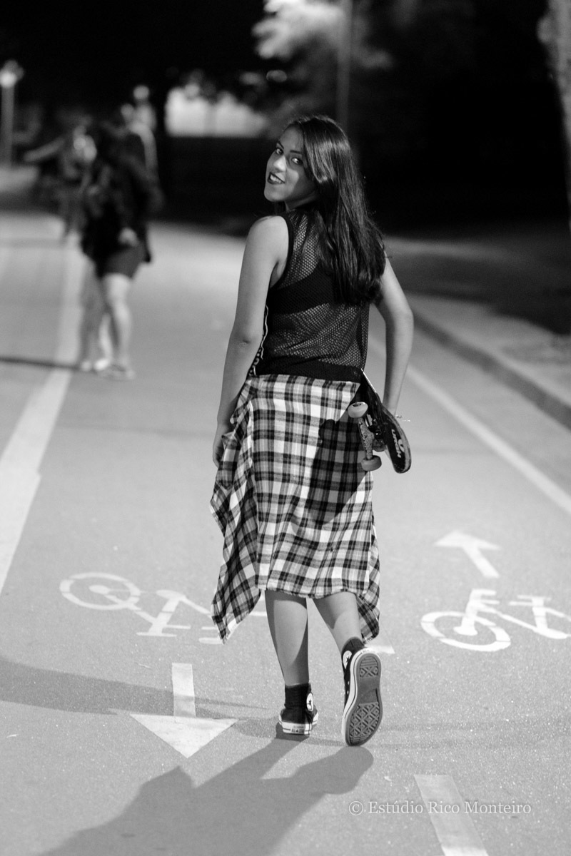 modelo com skate fazendo pose