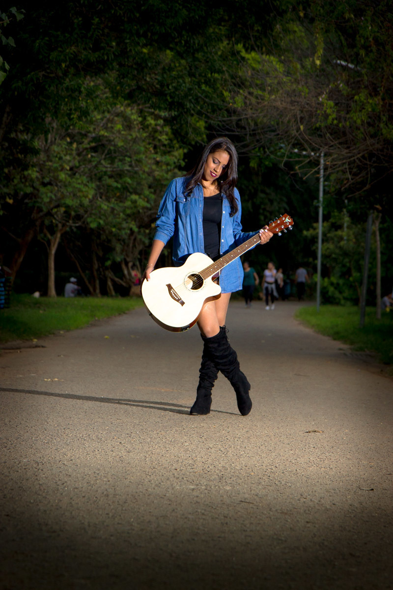 foto menina com violão
