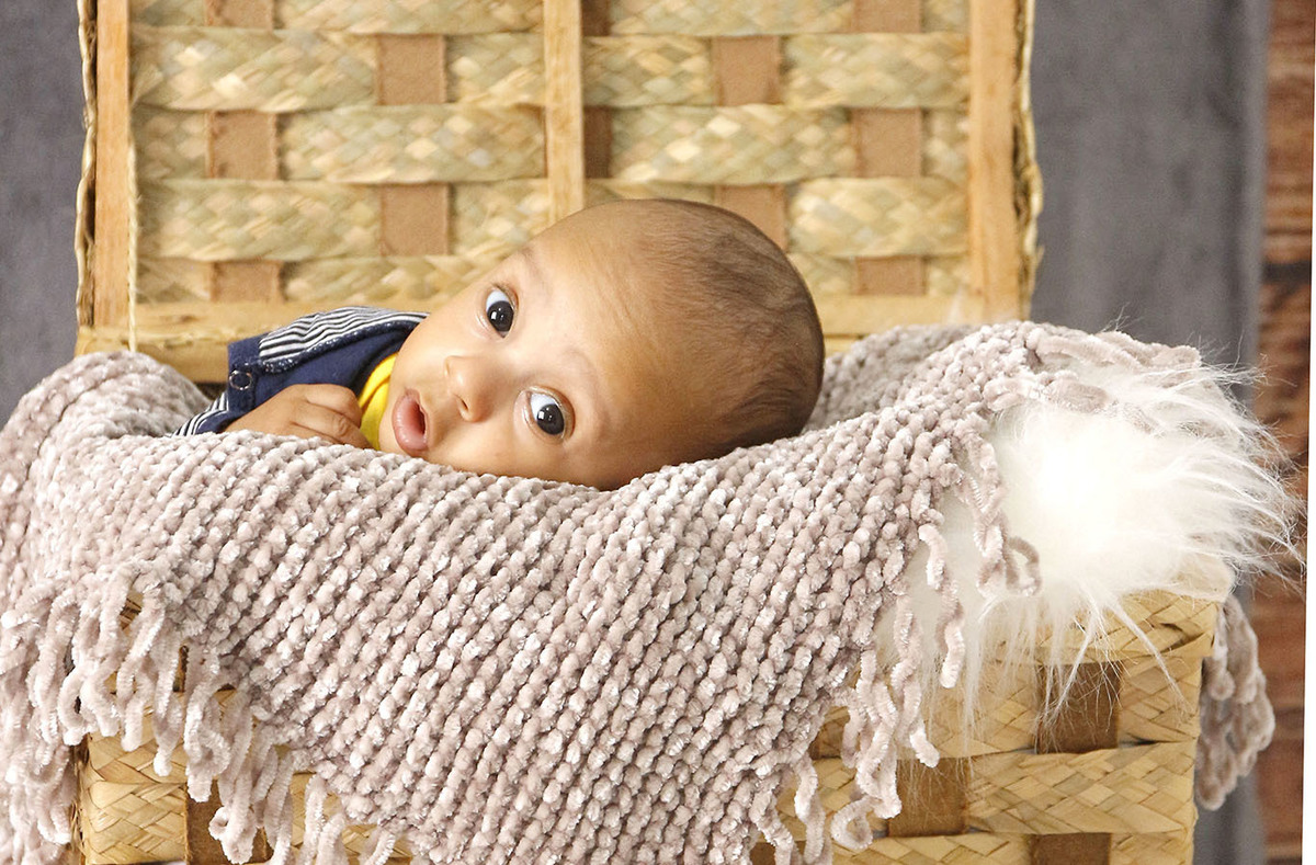 bebe no cesto caixa de palha