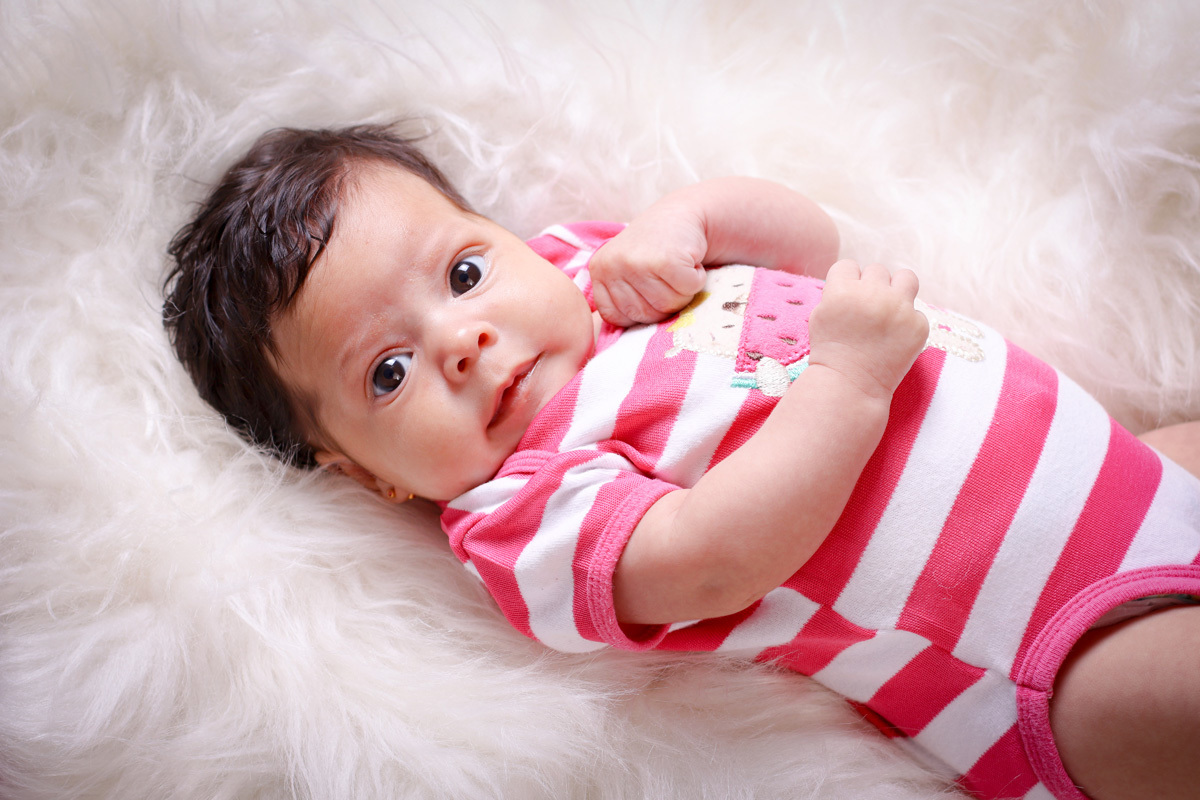 menina com roupinha listrada