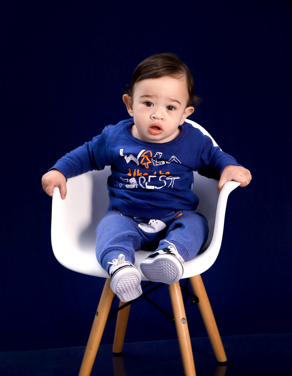 bebe em cadeira charles earmes