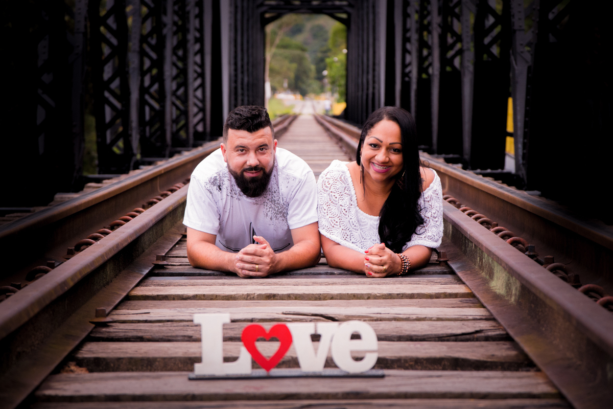 ensaio com placa de love nos trilhos