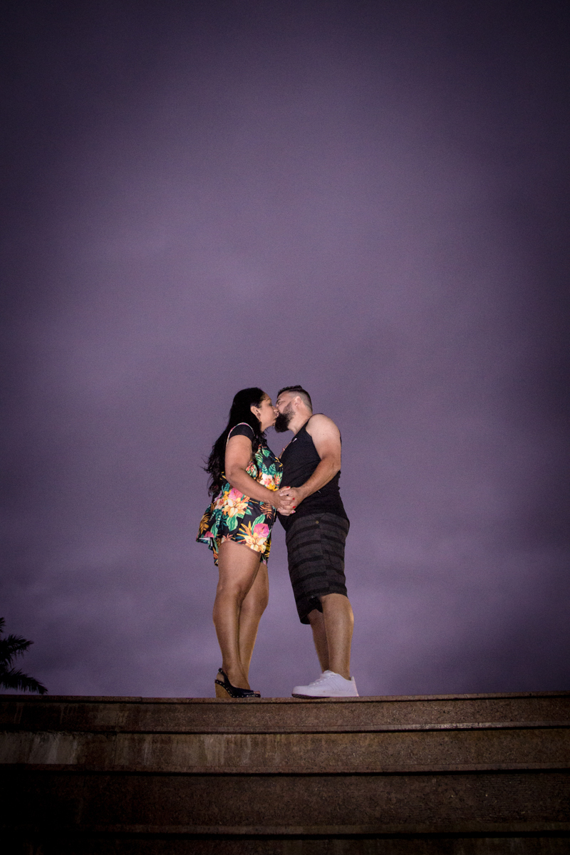 casal com céu nublado