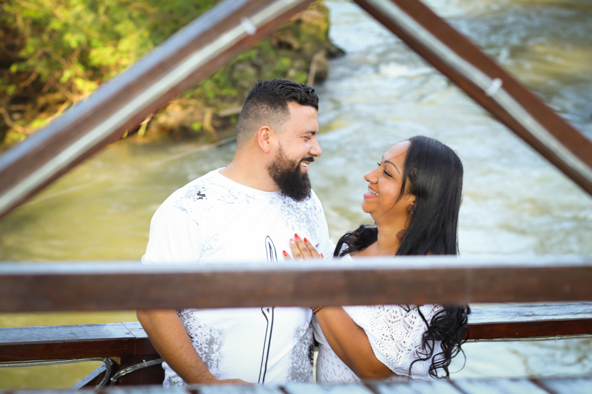 foto de casal sorrindo parque pau d'alho
