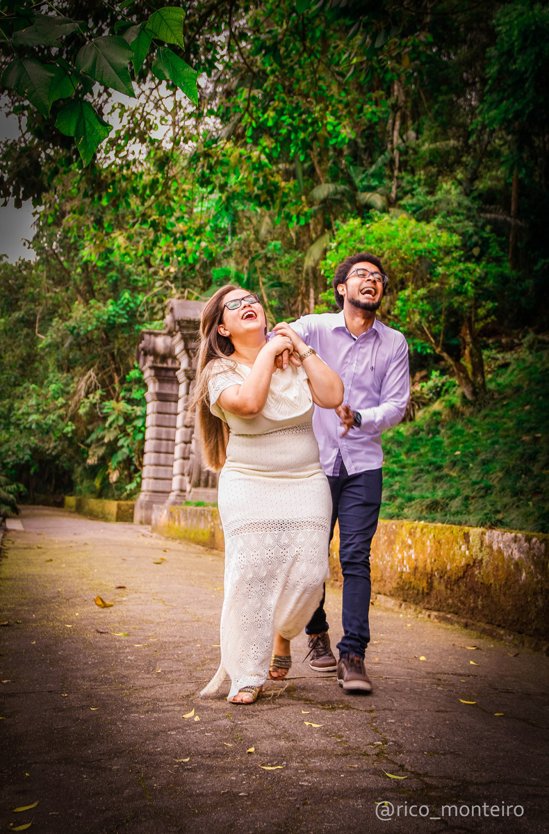 foto expontânea do casal andando e sorrindo