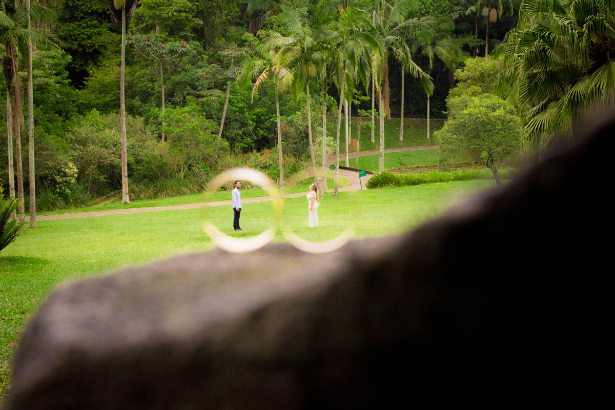 noivos dentro da aliança foto no parque