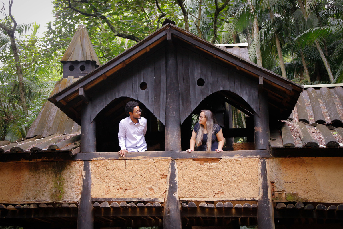 casal na cabana de pau a pique