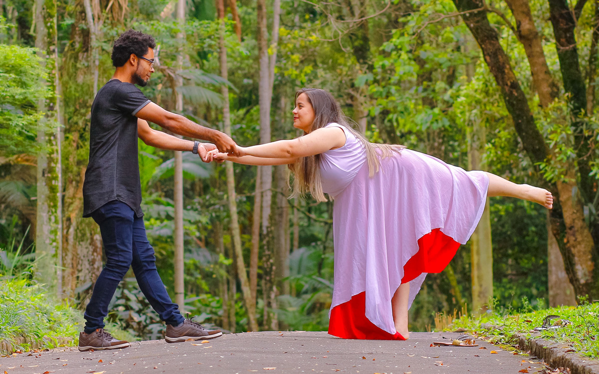 noiva e noivo dançando