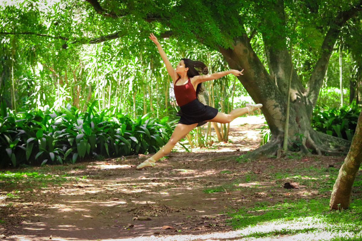foto de bailarina saltando no parque
