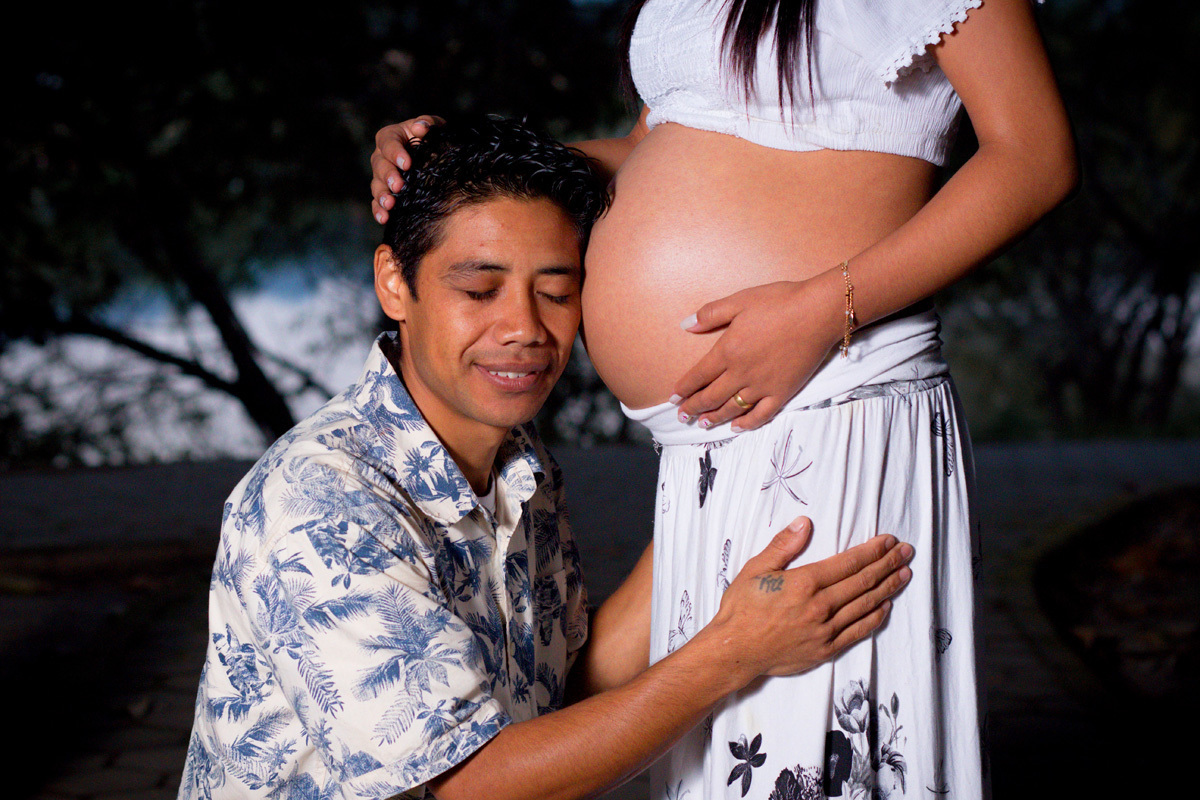 marido ouvindo o bebê na barriga da mamãe