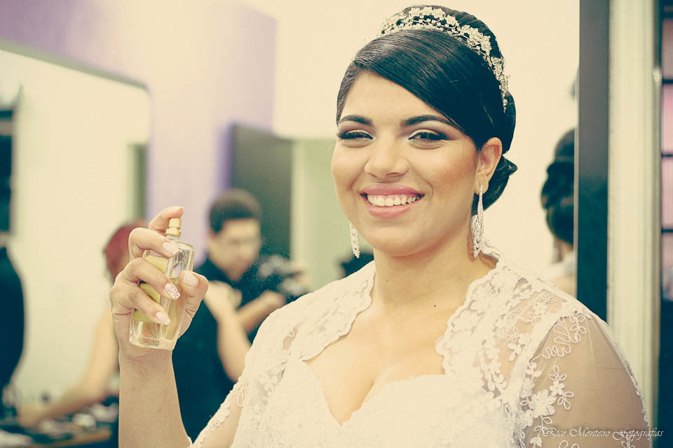 noiva passando perfume