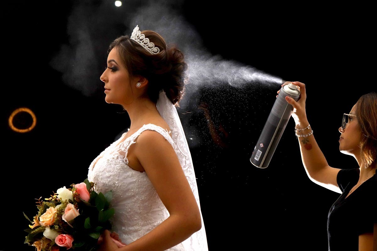 foto da noiva com spray de cabelo